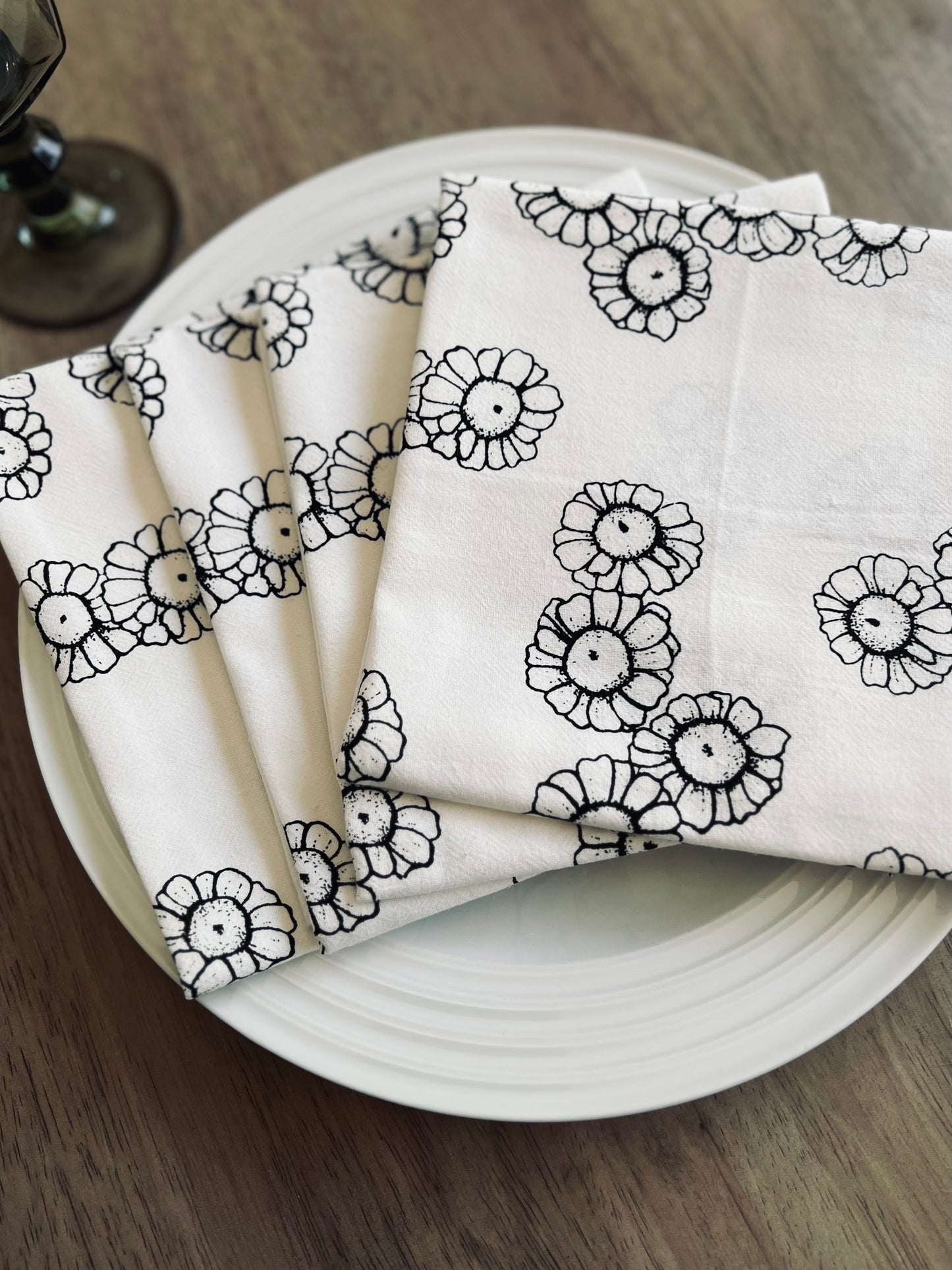 Chamomile blossoms dinner napkin set. Flower print cloth napkins. Table linens. Screen printed napkin set