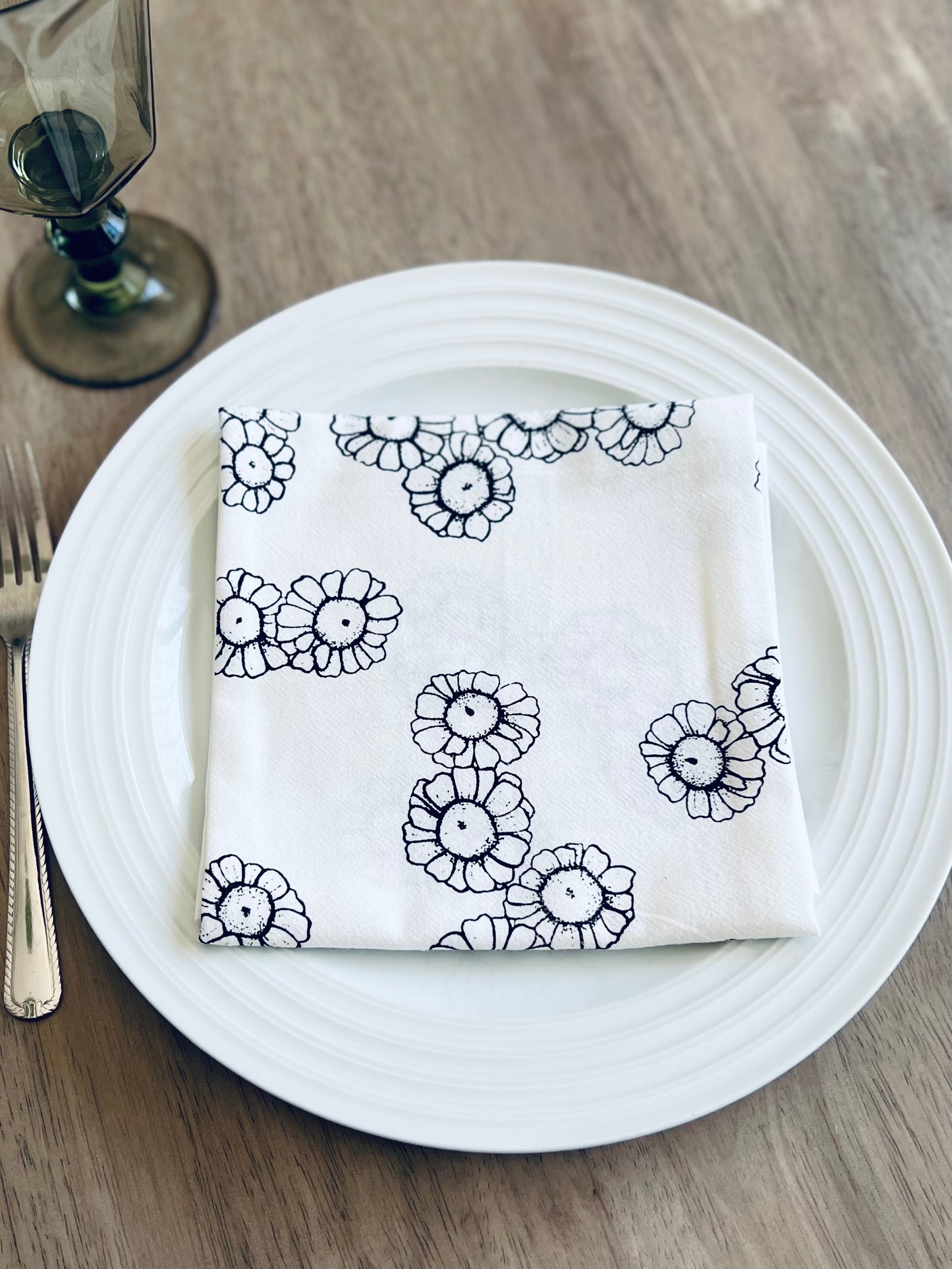Chamomile blossoms dinner napkin set. Flower print cloth napkins. Table linens. Screen printed napkin set
