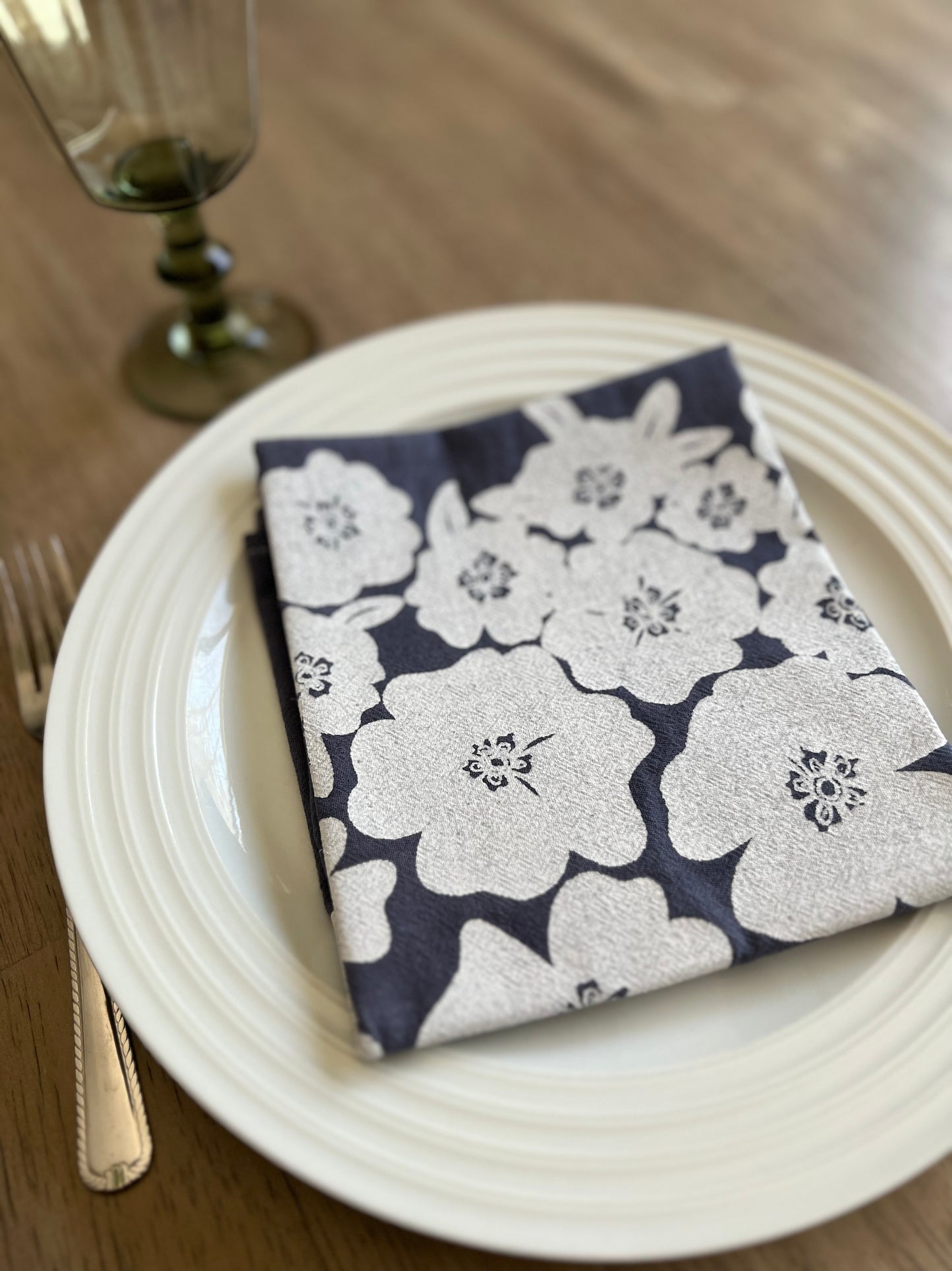 PURPLE periwinkle dinner napkin set. Table setting. Hand dyed purple flower cloth napkins. Housewarming gift idea.