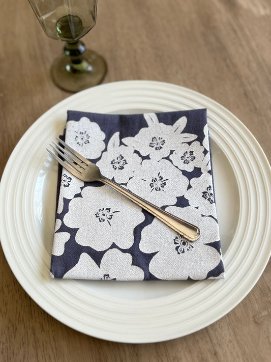 PURPLE periwinkle dinner napkin set. Table setting. Hand dyed purple flower cloth napkins. Housewarming gift idea.